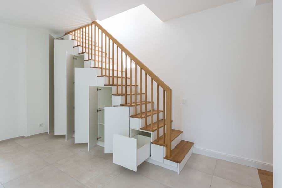 Alle Fächer im Schrank unter Treppe geöffnet Alle Fächer im Schrank unter Treppe geöffnet