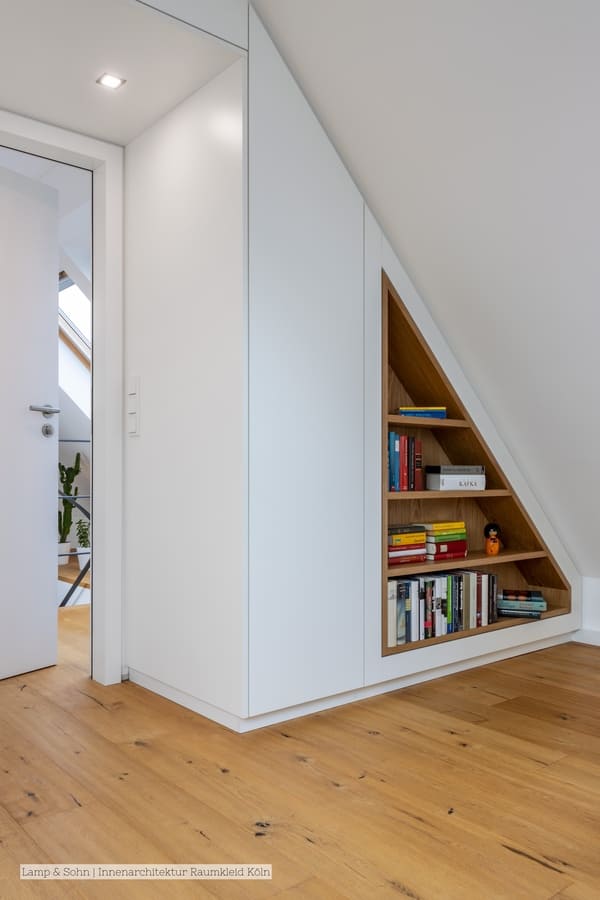 Bücher unter Dachschräge