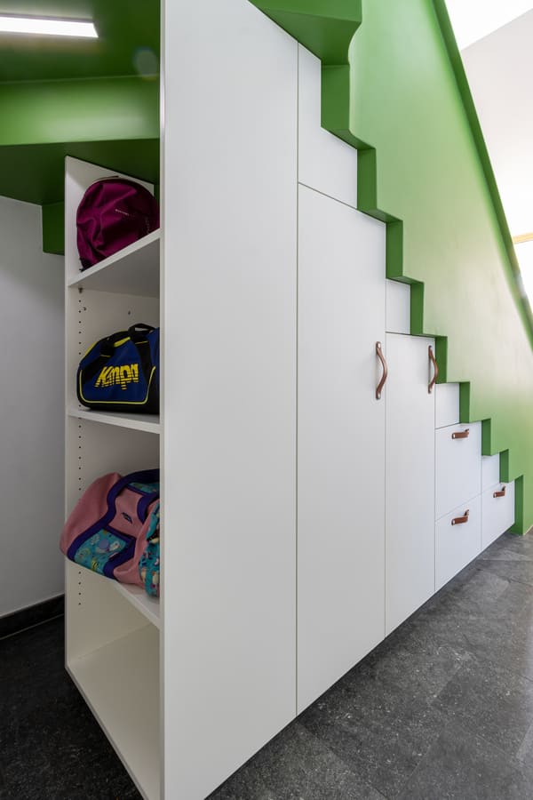 Details 22 Treppenschrank Details 22 Treppenschrank