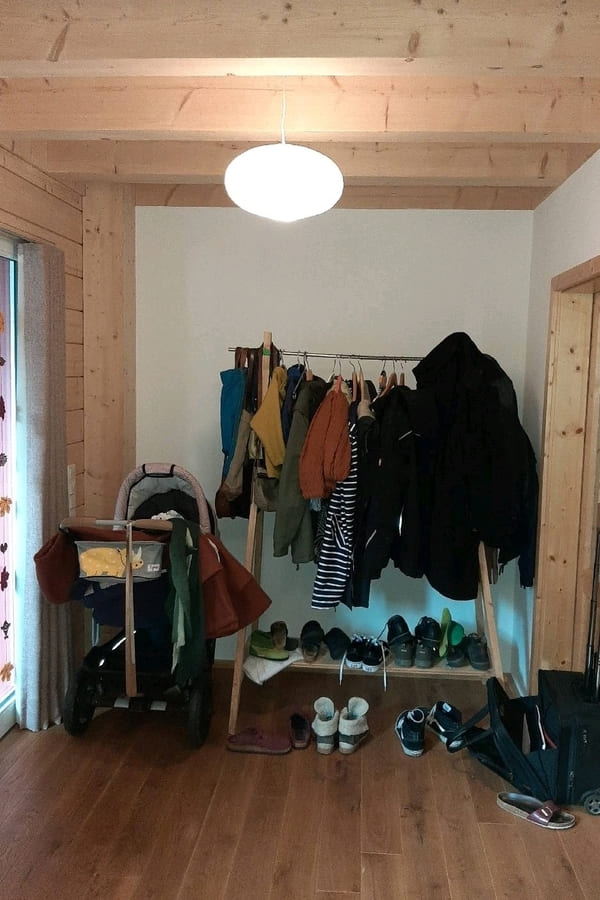 Garderobe im Holzhaus – vorher Garderobe im Holzhaus - vorher