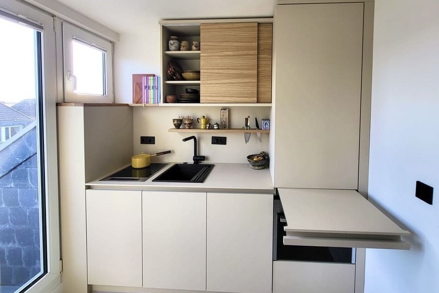 Küche mit ausziehbarer Arbeitsfläche