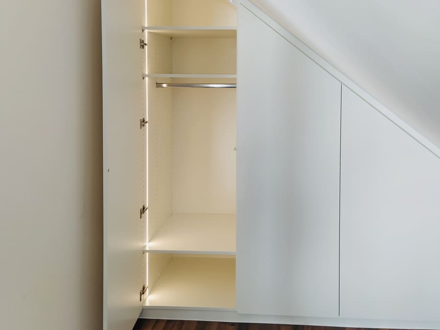 Schranktür offen vom Nischenschrank unter Schräge