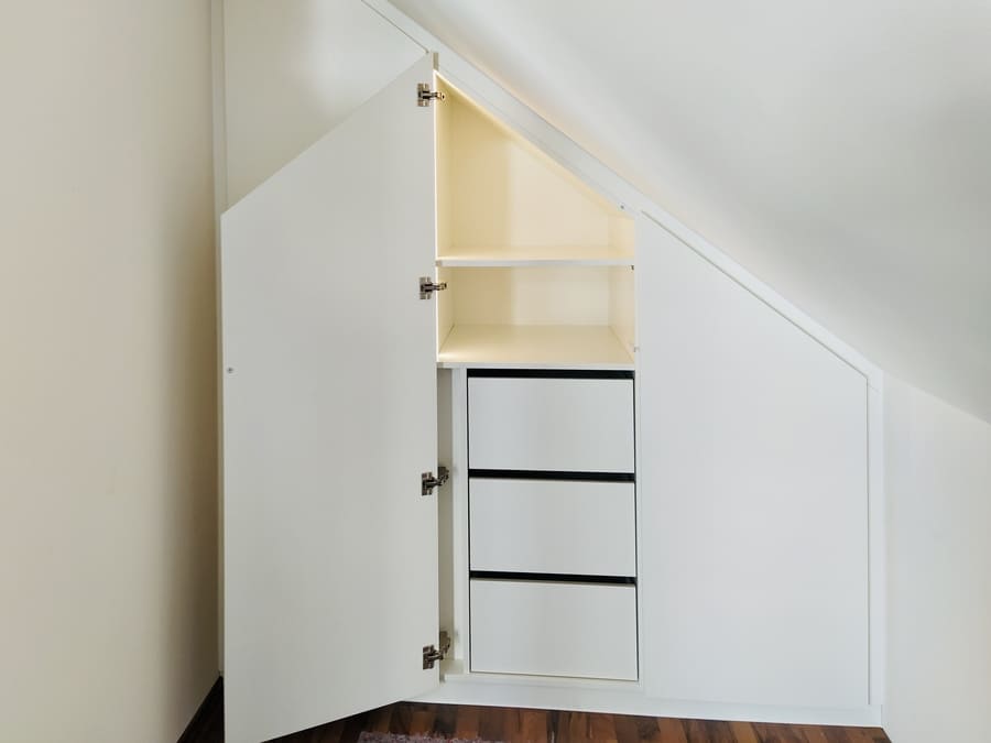 Schubkästen unter Dachschräge