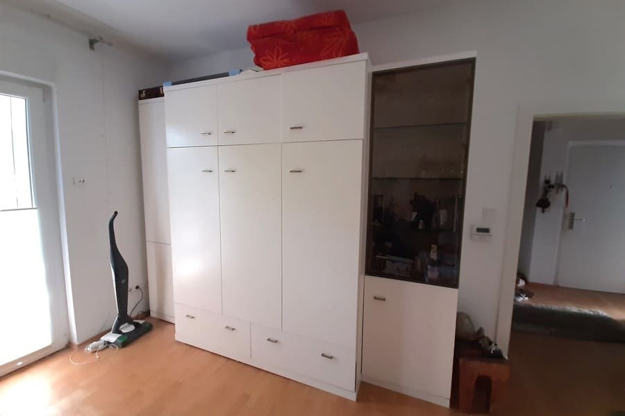 Vorherbild - Wohnbereich mit Schrank und Ausziehcouch