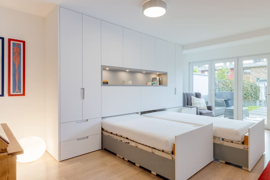 zweites Bett fährt aus